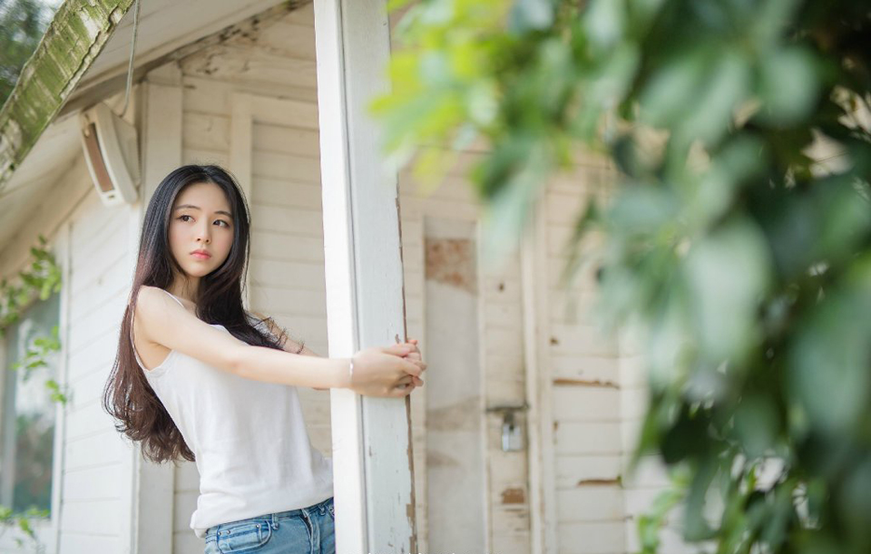 如果爱一个人，那么就会心甘情愿为他而改变。如果一个人在你面前我行素，置你不喜欢的行为而不顾，那么他就是不爱你。所以如果你不够关心他或是他不够关心你，那么你就不爱他或他不爱你。